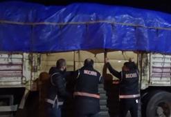 Yem yüklü kamyonda 2,7 milyon liralık kaçak makaron ele geçirildi