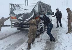 Araçlarıyla yolda kalanların yardımına askerler koştu