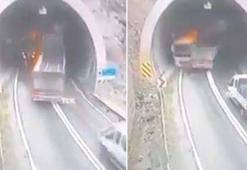 TIR'ın dorsesi midibüse çarptı; 6 kişinin yaralandığı kaza kamerada