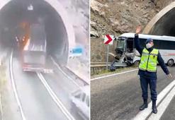 TIR'ın dorsesi midibüse çarptı; 6 kişinin yaralandığı kaza kamerada