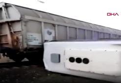 Kırklareli'de yük treni hemzemin geçitte midibüse çarptı: 27 yaralı