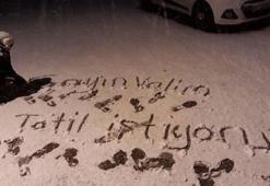 Balıkesir'de öğrenciler karlı zemine 'Tatil istiyoruz' diye yazdı; Vali de tatil kararını açıkladı