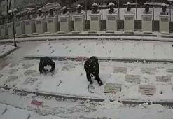 Çanakkale'de 2 genç, karla kaplanan şehitlikteki mezar taşlarını temizledi; o anlar kamerada