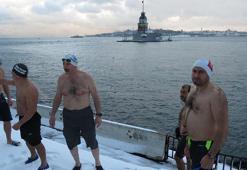 Üsküdar Sahilinde kar altında deniz keyfi