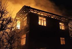 Kastamonu'da 2 katlı ahşap ev yandı, yaşlı çift pencereden atlayıp kurtuldu