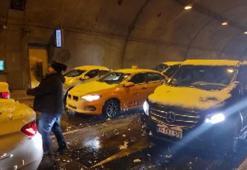 İstanbul'da kar aniden bastırdı, yolda kalan sürücüler kartopu oynadı