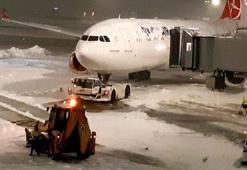 İstanbul Havalimanı'nda karla mücadele çalışmaları aralıksız sürüyor