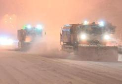İstanbul'da kar küreme ve tuzlama çalışmaları aralıksız sürdü