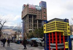 Yıkımına başlanan 'Dünyanın en saçma binası'nın pastadan maketini yaptılar