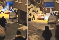 Kağıthane'de kayan otomobil sokakta yürüyenlere böyle çarptı