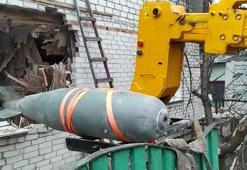 Ukrayna'da infilak etmeyen bomba, enkazdan böyle çıkarıldı