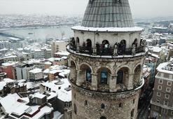 Beyaza bürünen Galata Kulesi ve Tarihi Yarımada havadan görüntülendi
