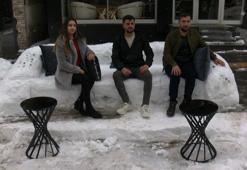 Muşlu mobilyacı, kardan koltuk takımı yaptı