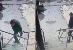 Kimseye aldırış etmedi merdiven korkuluklarını çaldı