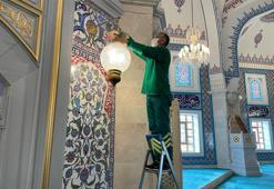 Zeytinburnu’ndaki tüm camiler gül suyu ile yıkandı