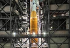 NASA Ay görevi için inşa edilen dev roketi, ilk kez fırlatma rampasına taşıyacak