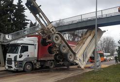 TIR'ın açık kalan dorsesi üst geçide çarpıp asılı kaldı