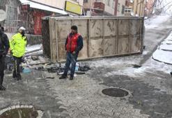 Ataşehir'de kayganlaşan yolda sebze yüklü kamyonet devrildi