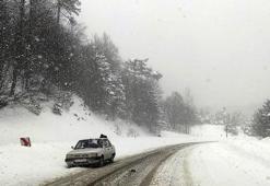 Domaniç'te kar yağışı ulaşımı olumsuz etkiledi