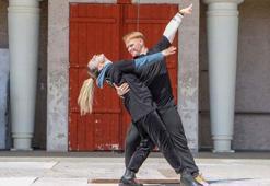 Yıllar önceki kulisleri, savaştan kaçan Ukraynalı ve Rus dansçı çiftin yeni yuvası oldu