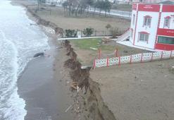 Karasu’da kıyı erozyonu; 20 metrelik aşınma oldu