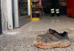 'Market kirlenmesin' diye çamurlu ayakkabılarını çıkarıp, alışveriş yaptı