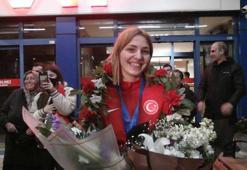 Bronz madalyalı milli güreşçiye coşkulu karşılama