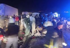 Van'da fabrika işçilerinin taşındığı minibüs ile otomobil çarpıştı: 15 yaralı