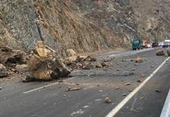 Hakkari-Van yoluna kaya parçaları düştü, 2 saat ulaşıma kapandı