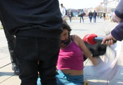 Fatih’te dilenci operasyonu; kurtulmak için meydan ortasında kıyafetlerini çıkarttı