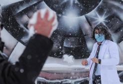 Profesör Kavukcu'dan, sağlık çalışanlarına şiddete farklı tepki