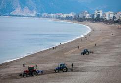 Konyaaltı sahilinde sezon öncesi traktörlü hazırlık