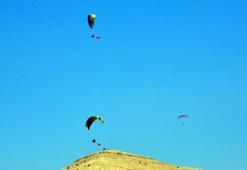 Derik'te, Şehit Kaymakam Safitürk anısına yamaç paraşütü şampiyonası