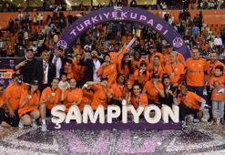 Şampiyon ÇBK Mersin Yenişehir Belediye kupayı kaldırdı