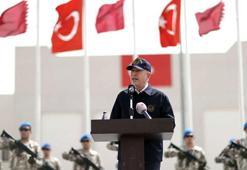 Bakan Akar, Katar'da görevli Mehmetçik ile bir araya geldi