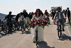 Gelin ile damat, bisiklet konvoyuyla nikah salonuna pedal çevirdi