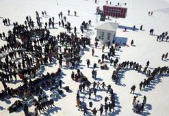 Üniversite öğrencileri kar festivalinde halay çekip eğlendi