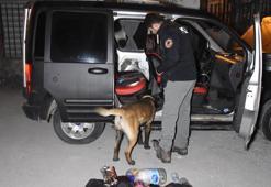 Plastik şişede metamfetamin dahil araçtaki uyuşturucuları 'Thor' buldu