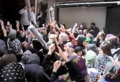 Ümraniye'de mağaza açılışında ucuz halı izdihamı