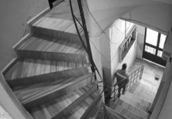 Sipariş götüren kurye apartmanın merdiven boşluğuna yaptı