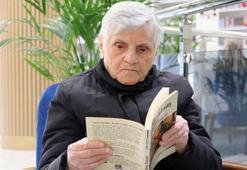 91 yaşında, ayda 3 kitap okuyor
