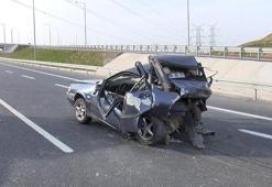 Sultangazi'de feci kazada otomobilin arka bölümü ezildi: 2 yaralı