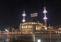 İstanbul camilerinde Ramazan'ın habercisi mahyalar yakıldı