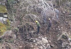 Dağcılar, heyelanlı yamaçlarda riskli kayalar için devrede
