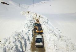 Bitlis'te 6 metrelik karla mücadele