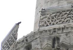 Süleymaniye Camii minaresi şerefesinden kopan parça kubbeye zarar verdi