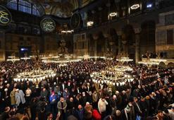 Ayasofya Camii'nde 88 yıl sonra ilk teravih namazı kılınıyor