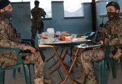 Hakkari'de özel harekat polisleri ilk iftarını açtı