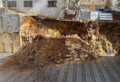 Arnavutköy'de inşaatta toprak kayması; yanındaki bina boşaltıldı