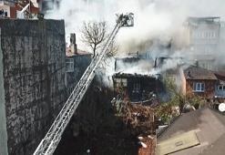 Fatih'te metruk ahşap binada çıkan yangın yan binaya sıçradı